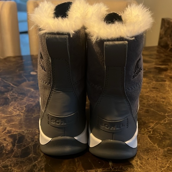 Girls Sorel Winter Boots - Picture 4 of 6